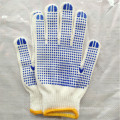 String en tricot avec des gants en coton